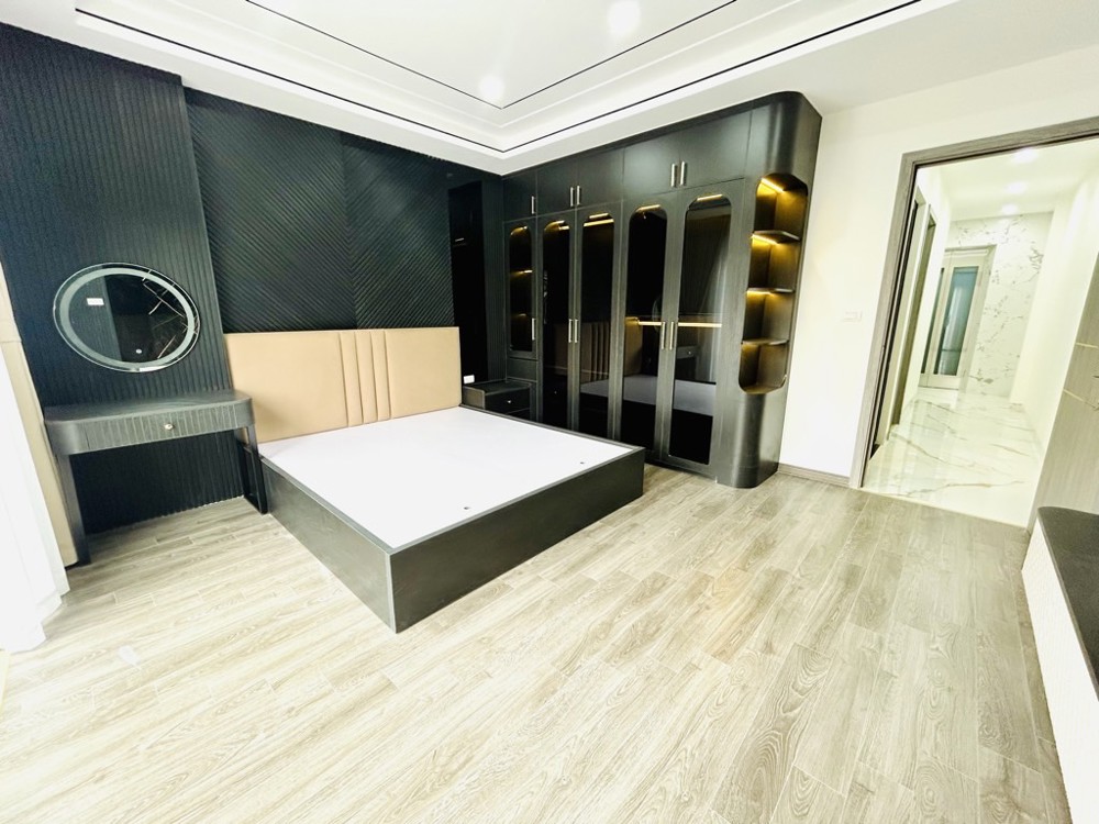 SIÊU PHẨM, BÁN NHÀ TƯ ĐÌNH LONG BIÊN,THANG MÁY, VỈA HÈ, KINH DOANH,OTO TRÁNH,42M