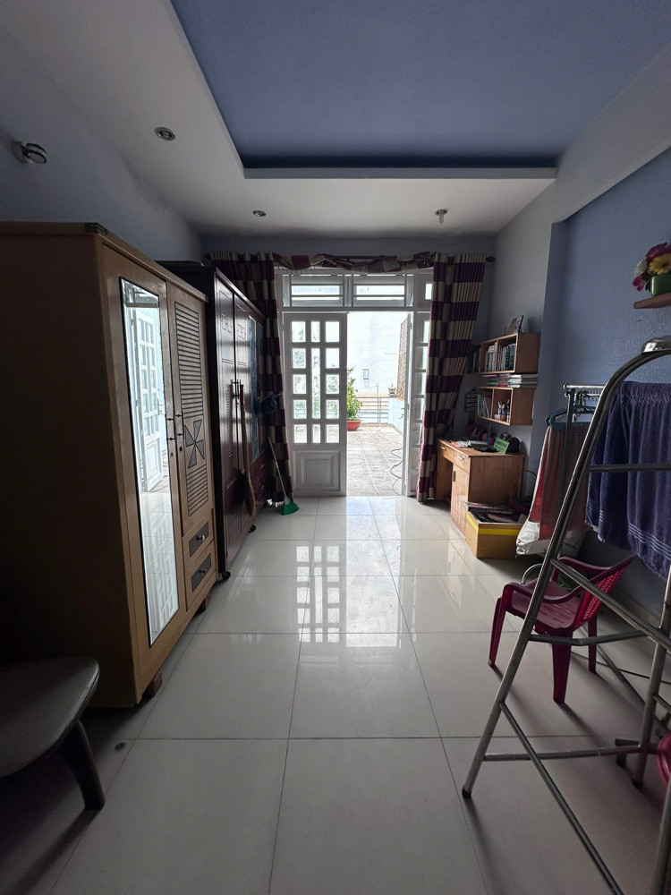 Nhà HXH đường ĐHT02, sát chợ, 5 x 18m, 4 tấm, 7 PN