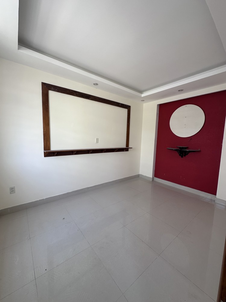 Nhà HXH đường ĐHT02, sát chợ, 5 x 18m, 4 tấm, 7 PN