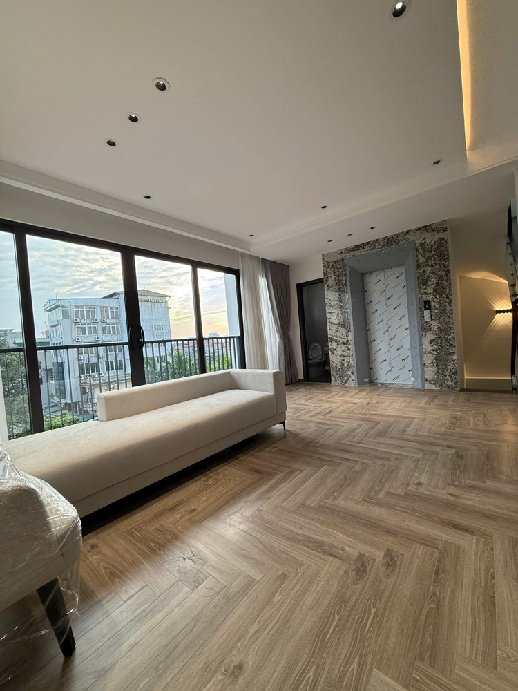 BÁN NHÀ MƯỚI Ô TÔ ĐỖ CỬA Tân Thụy 42m2 X 6 Tầng mặt tiền 7.6m, 15.2 tỷ Long Biên