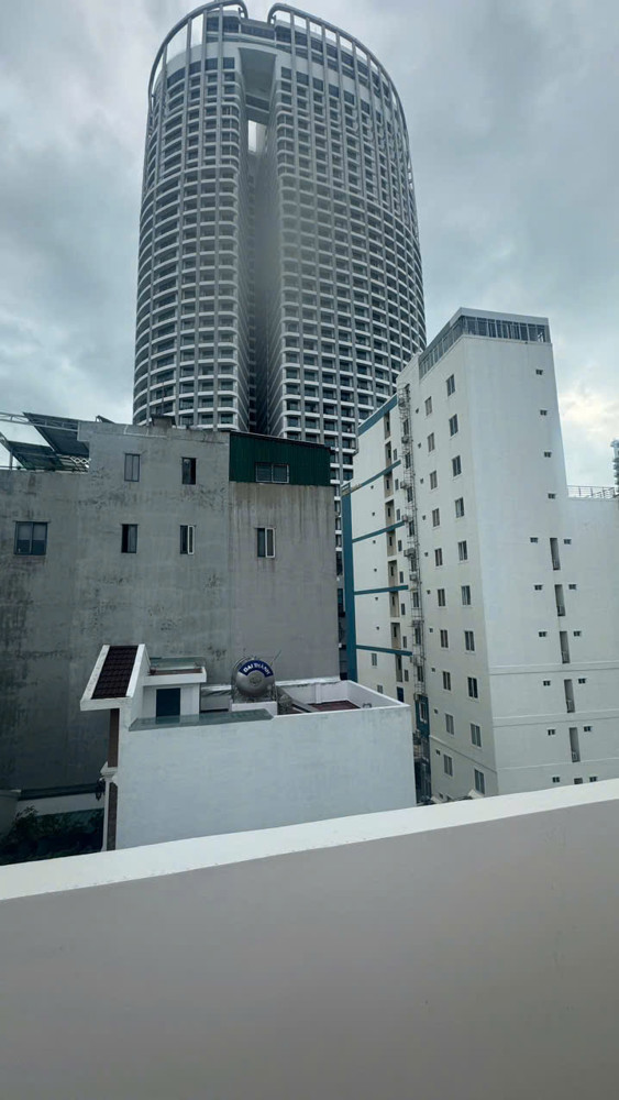 Bán Căn Hộ Nguyễn Thiện Thuật-Phường Nha Trang
Cách chợ đêm 100m
DT: 83m2 Giá bán: 15,6tỷ