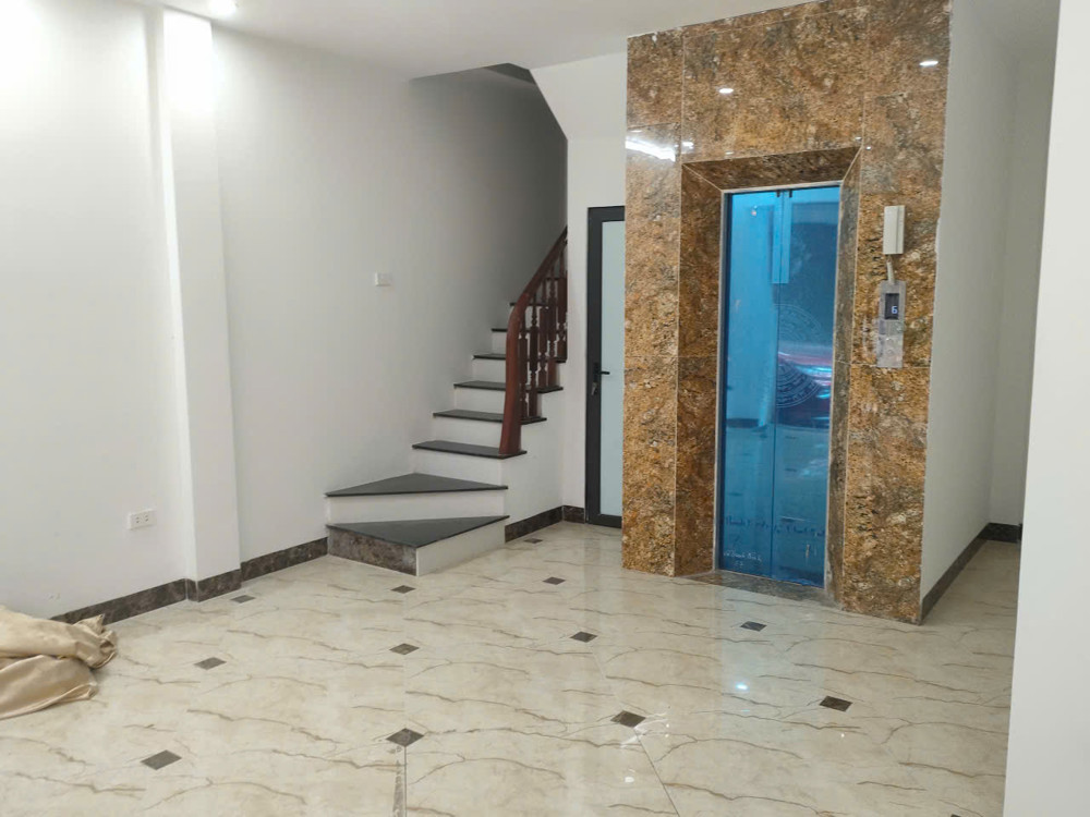 Nhà Hoàng Quốc Việt, ôtô vào nhà, gần hồ điều hòa, DT35m2, MT4m, 6 tầng thang máy (chỉ 16 tỷ)