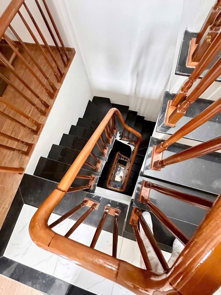 THẠCH BÀN- Ở NGAY- 5 TẦNG- Ô TÔ ĐỖ CỬA - CHỈ 5.X TỶ