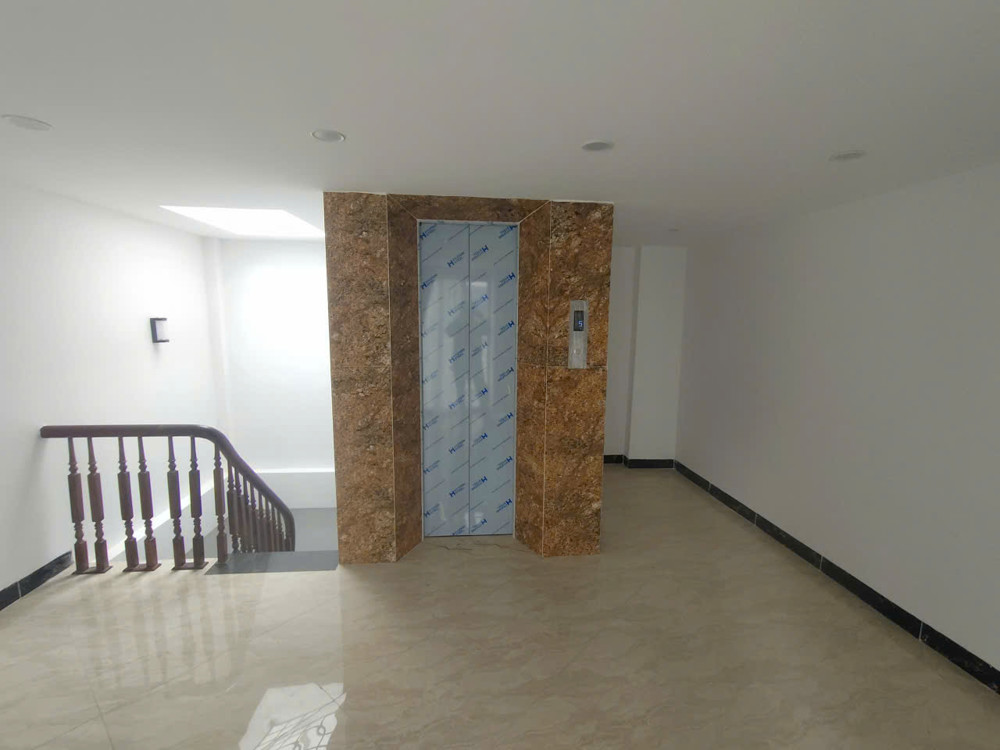 Nhà đẹp Hoàng Quốc Việt, gần ôtô, hồ điều hòa, DT30m2, MT4m, 6 tầng thang máy ( 9.5 tỷ)