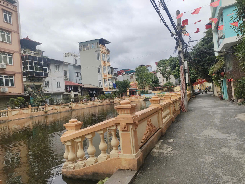 Nhà đẹp Hoàng Quốc Việt, gần ôtô, hồ điều hòa, DT30m2, MT4m, 6 tầng thang máy ( 9.5 tỷ)