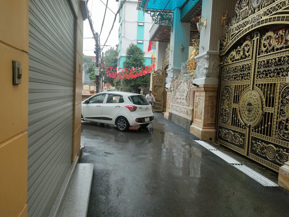 Nhà đẹp Hoàng Quốc Việt, gần ôtô, hồ điều hòa, DT30m2, MT4m, 6 tầng thang máy ( 9.5 tỷ)