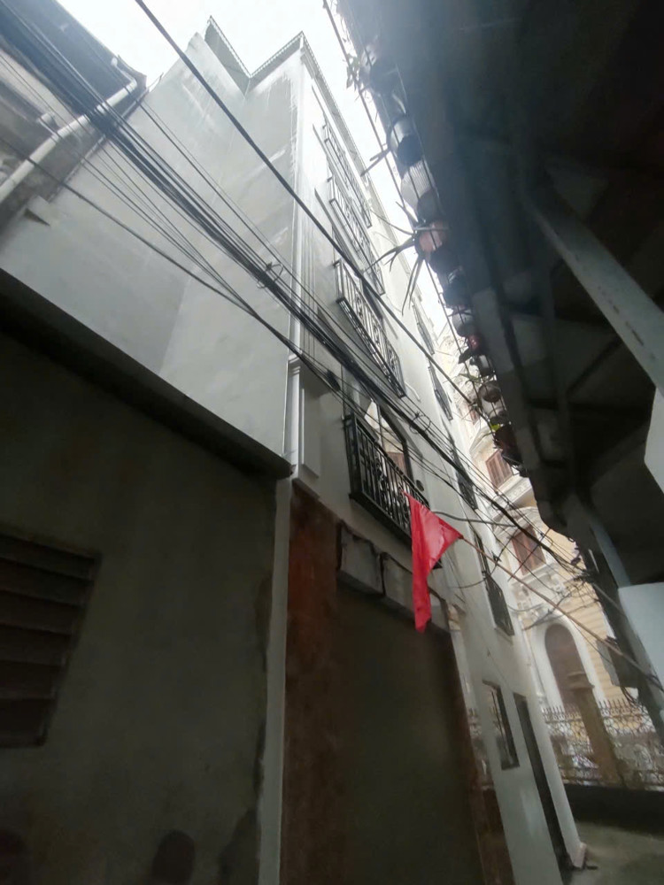 Nhà đẹp Hoàng Quốc Việt, gần ôtô, hồ điều hòa, DT30m2, MT4m, 6 tầng thang máy ( 9.5 tỷ)