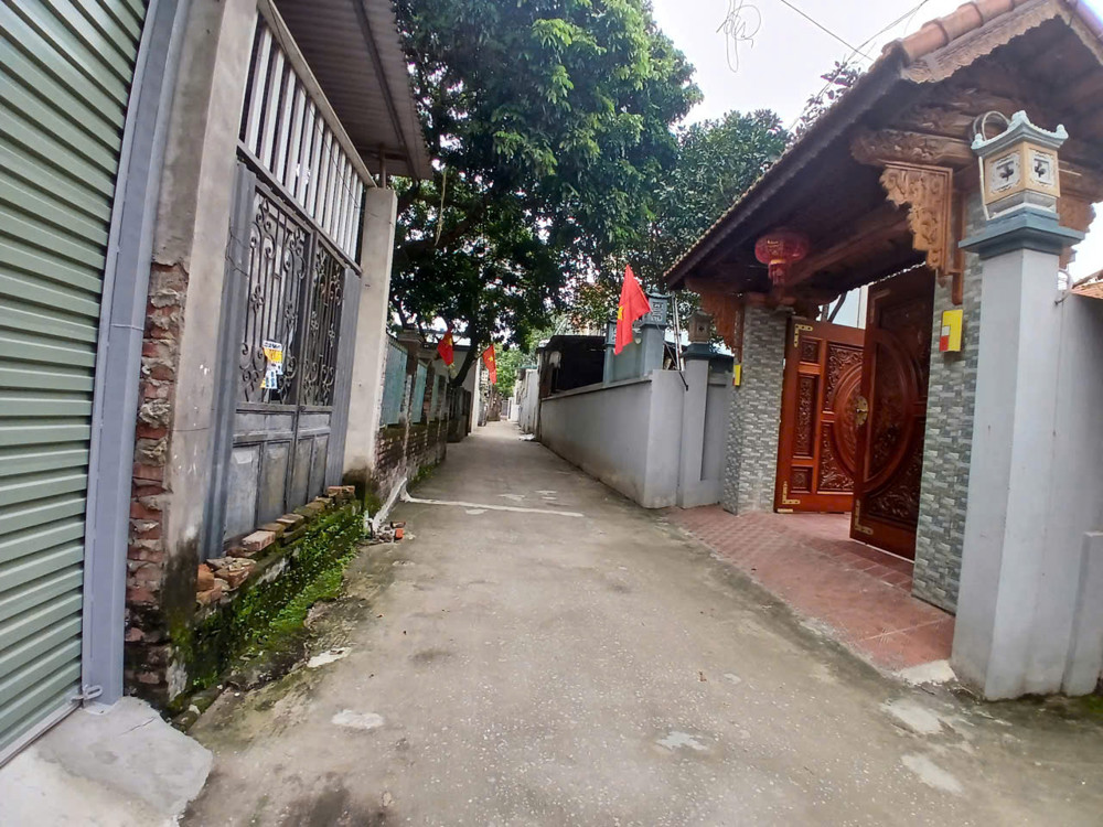 BÁN ĐẤT TẶNG NHÀ 2 TẦNG .ĐỨC THƯỢNG , HOÀI ĐỨC, HÀ NỘI,
38M NGỖ THÔNG TỨ TUNG. CÁCH ĐƯỜNG 32 CHỈ