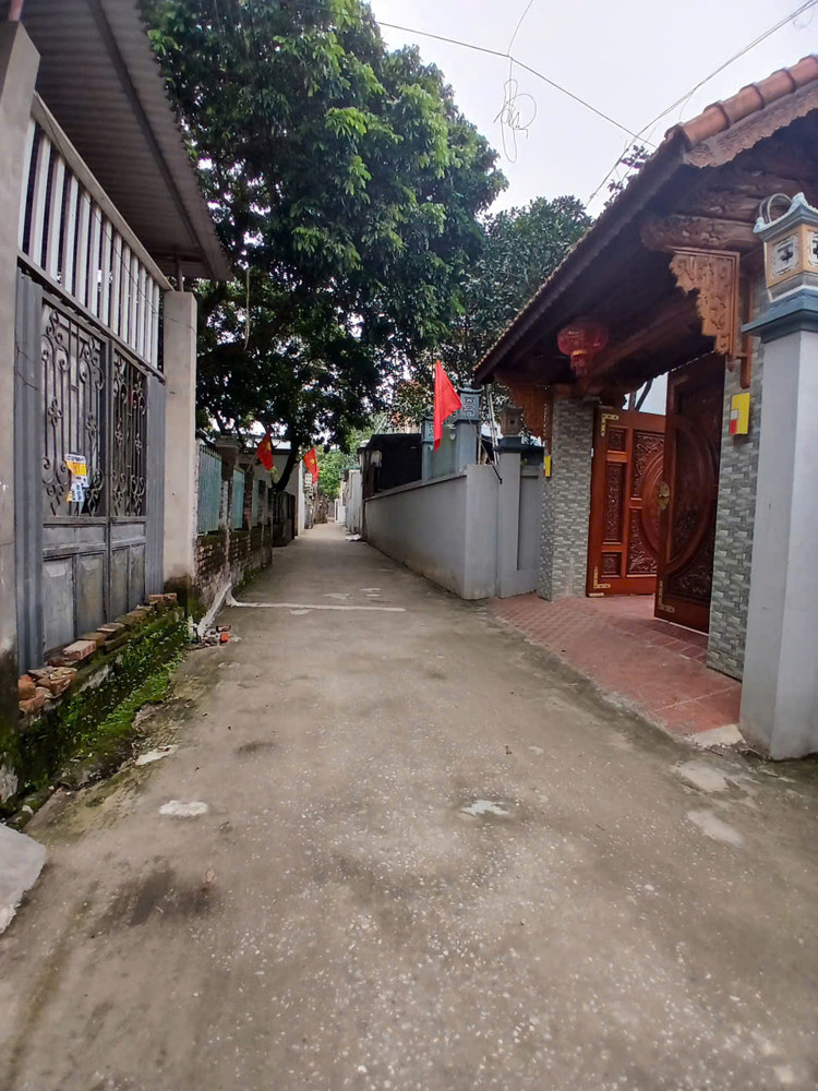 BÁN ĐẤT TẶNG NHÀ 2 TẦNG .ĐỨC THƯỢNG , HOÀI ĐỨC, HÀ NỘI,
38M NGỖ THÔNG TỨ TUNG. CÁCH ĐƯỜNG 32 CHỈ