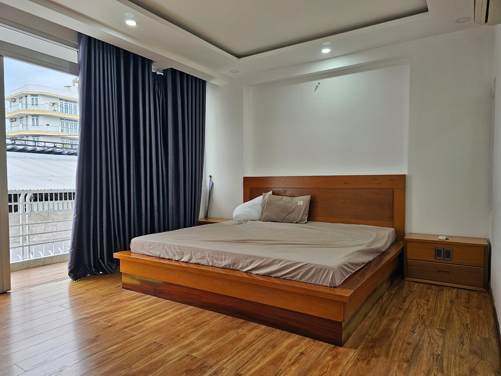 Bán nhà 3 tầng Phó Đức Chính, Vĩnh Hòa – gần biển 300m, có hồ cá Koi, giá 10 tỷ