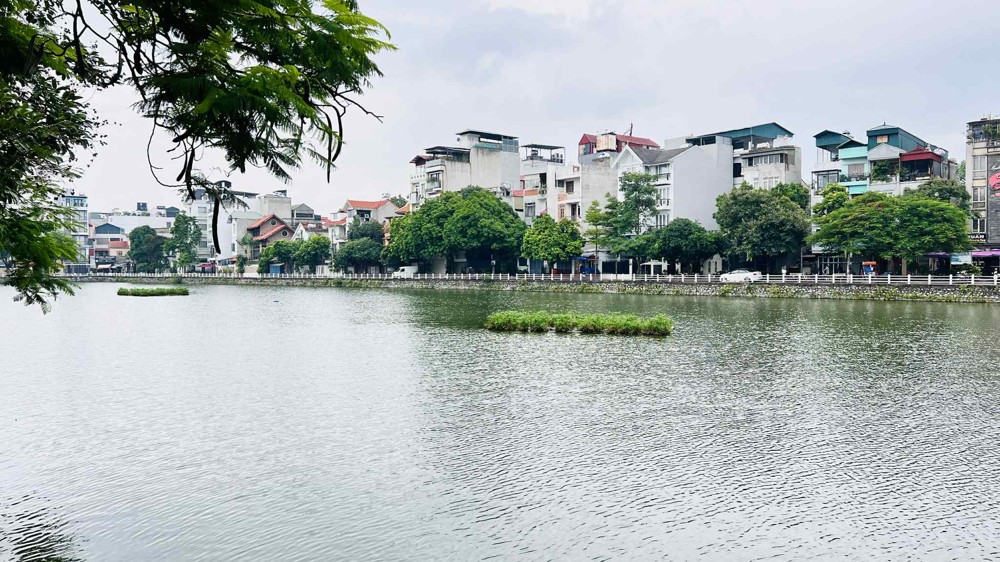 bán nhà mặt hồ Bồ Đề, diện tích 226m, mặt tiền 12m, 2 thoáng, full thổ cư