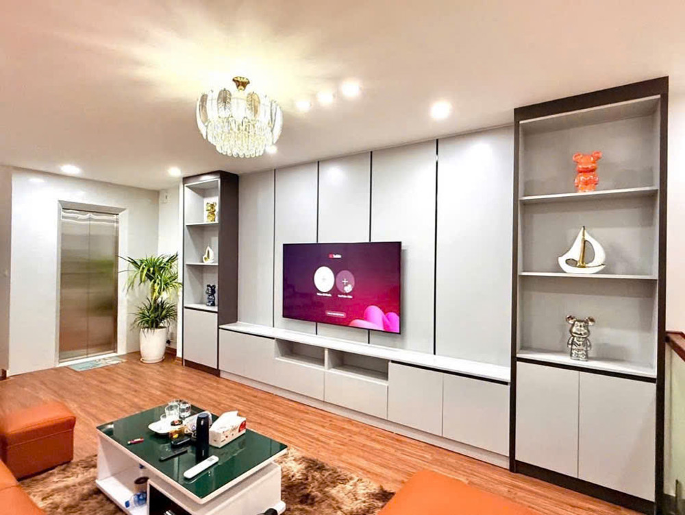 Bán nhà Phố Tôn Đức Thắng, 40m2 Thang Máy Xịn, Nội Thất Long Lanh, Giá: 13.6 Tỷ, Lh: 0396935190