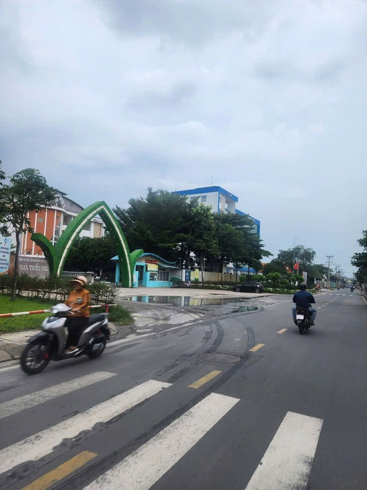 Bán nhà mặt tiền 10x43m giá 21 tỷ Đường Đỗ Văn Dậy