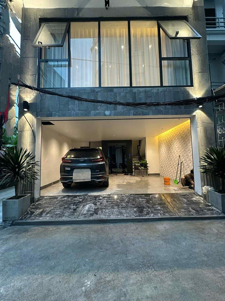 bán nhà lô góc Ngọc Thuỵ, 50m x 7 tầng, mặt tiền 6.2m, gara, full nội thất