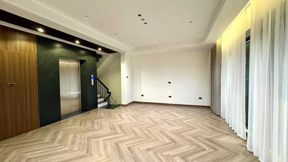 bán nhà lô góc Ngọc Thuỵ, 50m x 7 tầng, mặt tiền 6.2m, gara, full nội thất