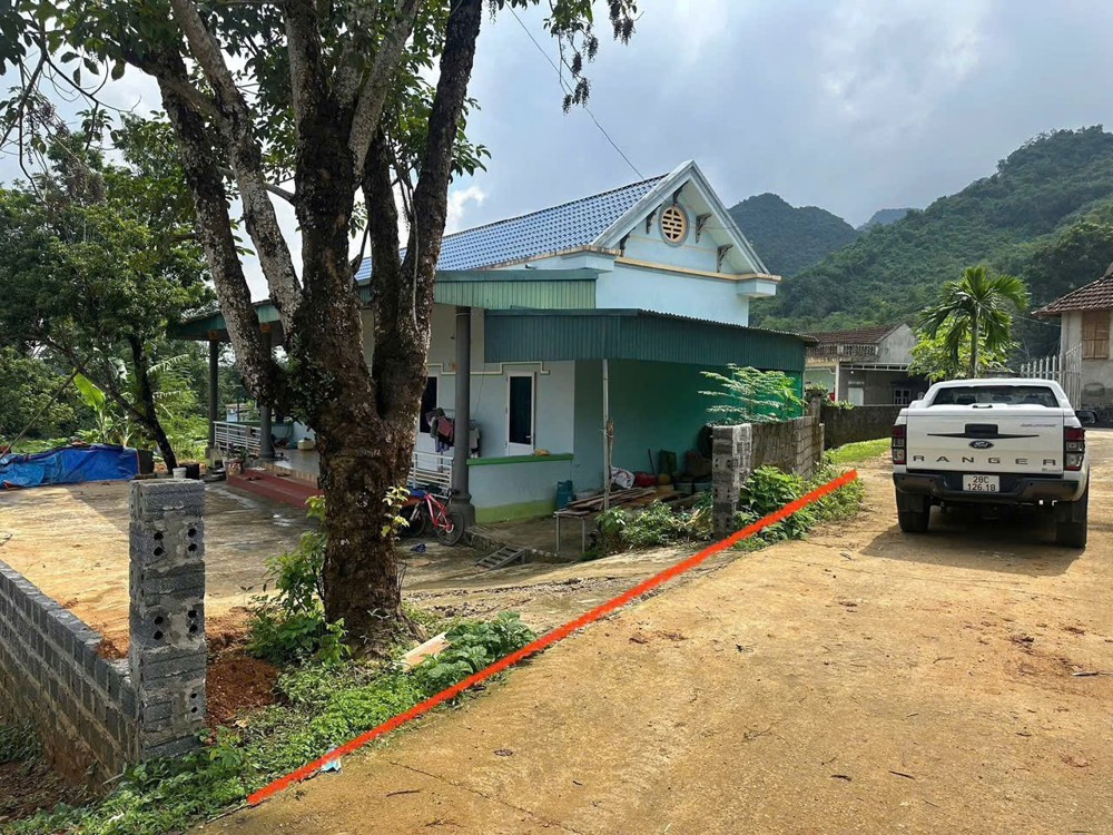 LÔ ĐẤT ĐẸP- GIÁ TỐT cần bán nhanh lô đất tặng kèm nhà mái thái tại huyện Yên Thủy tỉnh Hòa Bình