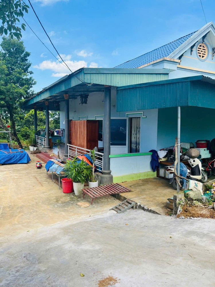 LÔ ĐẤT ĐẸP- GIÁ TỐT cần bán nhanh lô đất tặng kèm nhà mái thái tại huyện Yên Thủy tỉnh Hòa Bình