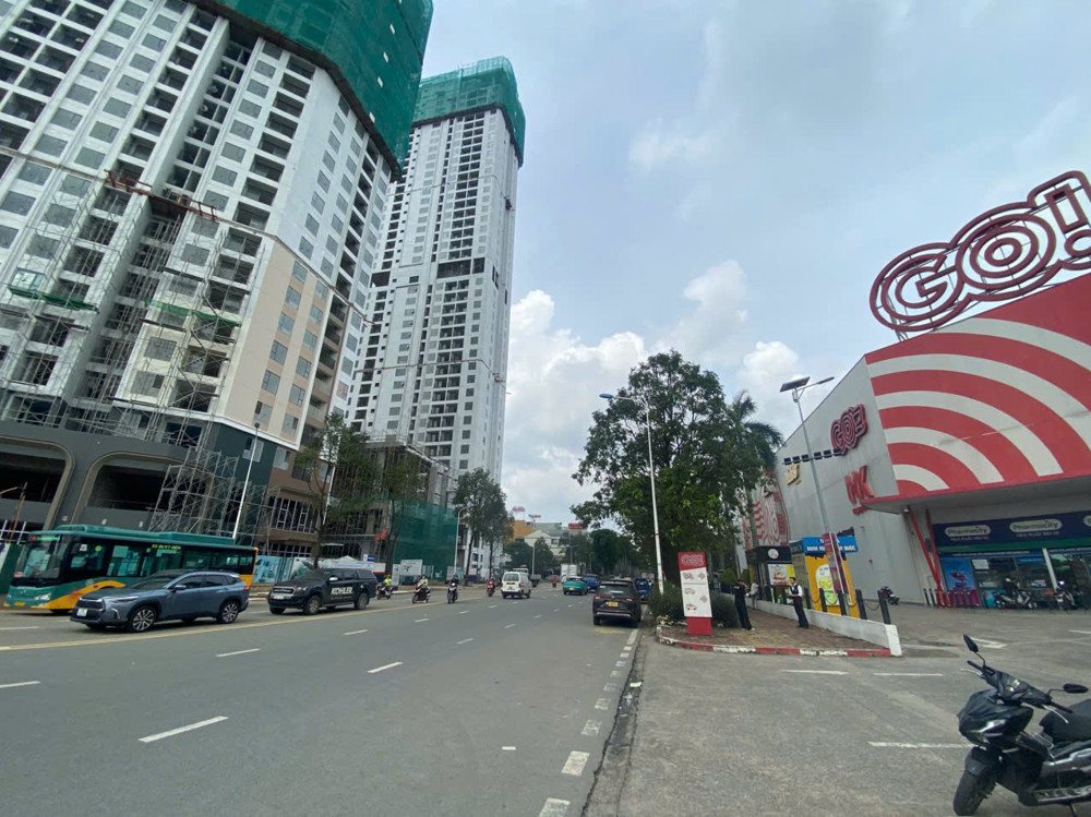 BÁN KHÁCH SẠN NGAY BIG C GO DĨ AN – BÌNH DƯƠNG -124M² (6.2M x 20M) – DT : 120TR/TH – GIÁ 16 TỶ