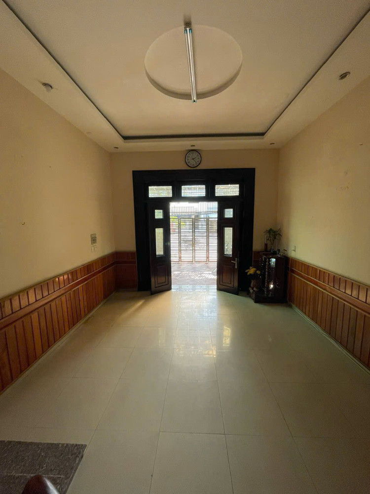 Cho thuê nhà 3 tầng nguyên căn mặt đường Lê Hồng Phong, Phước Long cũ, sát đường Cao Xuân Huy thông