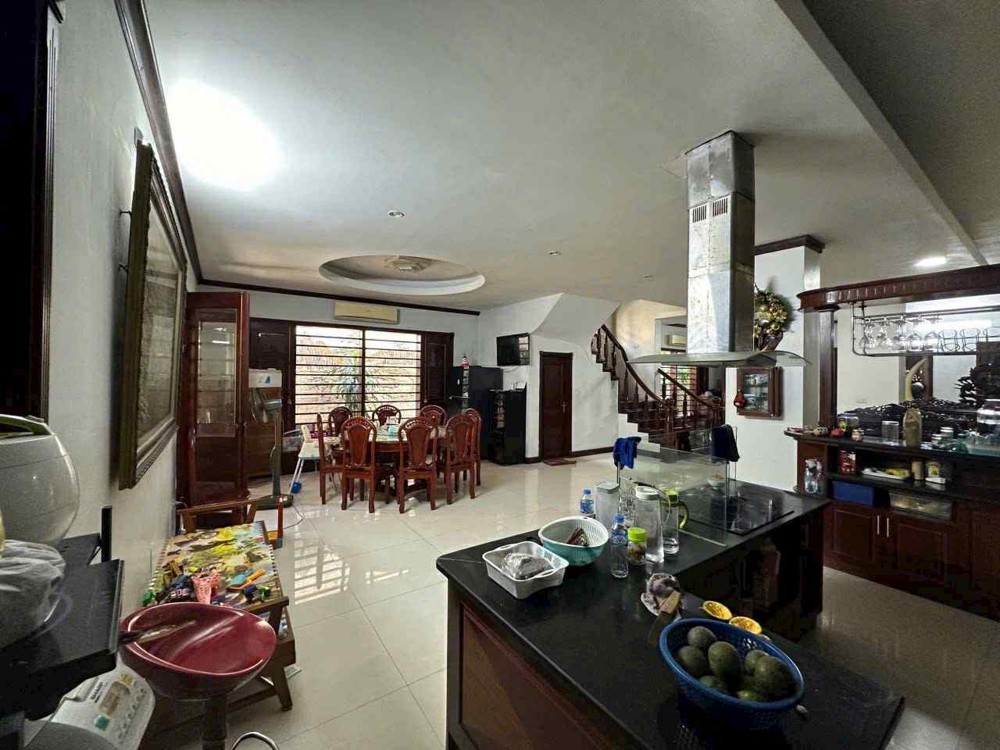 biệt thự sân vườn Ngọc Lâm, vỉa hè, ôtô tránh, cách cầu Chương Dương 100m