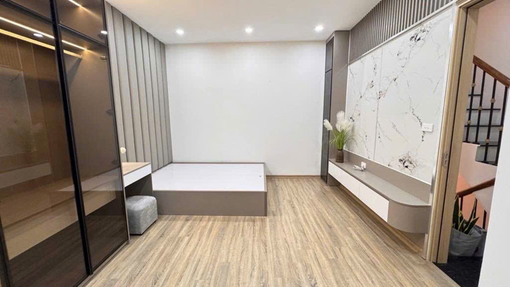 BÁN NHÀ PHỐ TRẠM LONG BIÊN,THANG MÁY,OTO ĐỖ CỔNG,MỚI TINH,NỞ HẬU,40M NHỈNH 9 TỶ