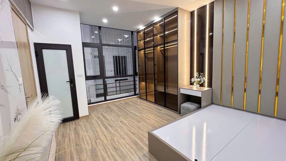 BÁN NHÀ PHỐ TRẠM LONG BIÊN,THANG MÁY,OTO ĐỖ CỔNG,MỚI TINH,NỞ HẬU,40M NHỈNH 9 TỶ