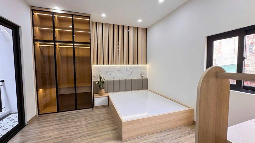 BÁN NHÀ PHỐ TRẠM LONG BIÊN,THANG MÁY,OTO ĐỖ CỔNG,MỚI TINH,NỞ HẬU,40M NHỈNH 9 TỶ