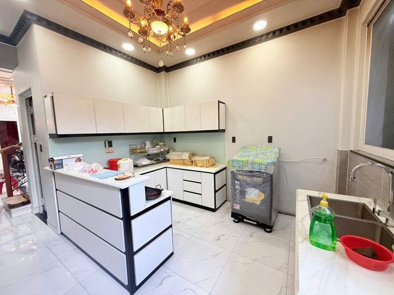 Bán nhà đường  Hồ Văn Tư, Trường Thọ, Thủ Đức. DT 64 m2, 4 tầng, SH. Giá 7.9 tỷ. LH: 0933125879