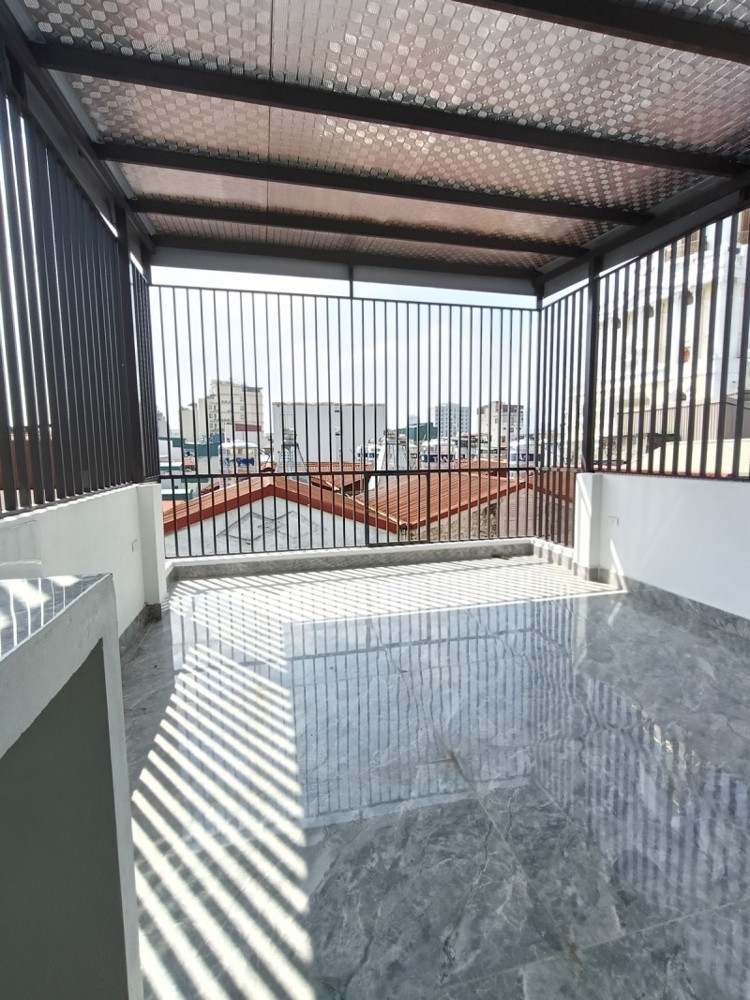 NHÀ MỚI KÍNH KOONG – THANG MÁY – Ô TÔ VÀO NHÀ – NGÕ THÔNG – GẦN HỒ – CÁCH PHỐ 20M