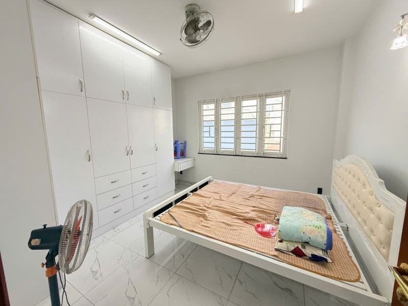 Bán nhà đường  Hồ Văn Tư, Trường Thọ, Thủ Đức. DT 64 m2, 4 tầng, SH. Giá 7.9 tỷ. LH: 0933125879