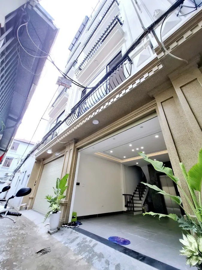 BÁN NHÀ MỚI -ĐẸP -FULL NỘI THẤT-Ô TÔ ĐÔ CỬA  Phố Trạm 37m2 X 6 Tầng mặt tiền 4.5m,11.5 Tỷ Long