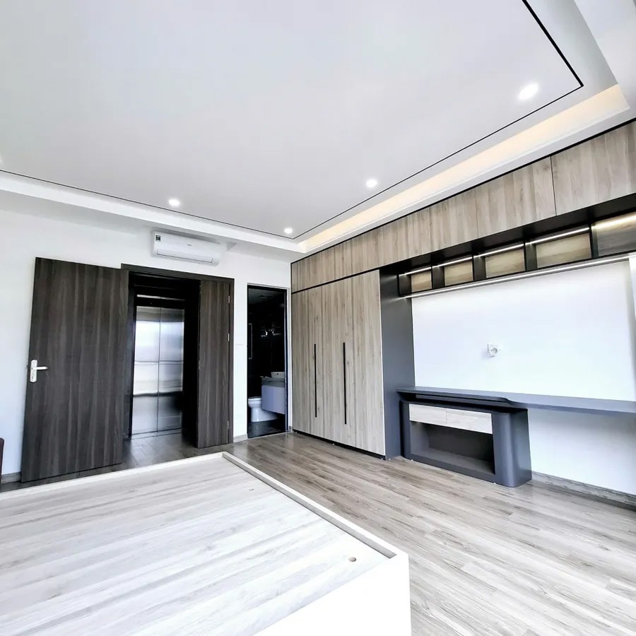 BÁN NHÀ MỚI -ĐẸP -FULL NỘI THẤT-Ô TÔ ĐÔ CỬA  Phố Trạm 37m2 X 6 Tầng mặt tiền 4.5m,11.5 Tỷ Long