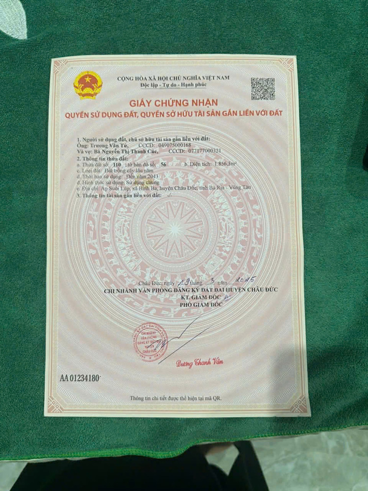 Bán lo đất  gần hai sào
Có 32 m mt đg nở hậu hai mt