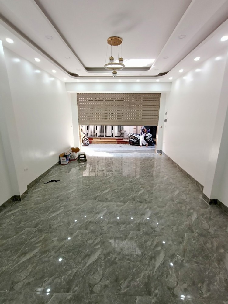 NHÀ MỚI KÍNH KOONG – THANG MÁY – Ô TÔ VÀO NHÀ – NGÕ THÔNG – GẦN HỒ – CÁCH PHỐ 20M