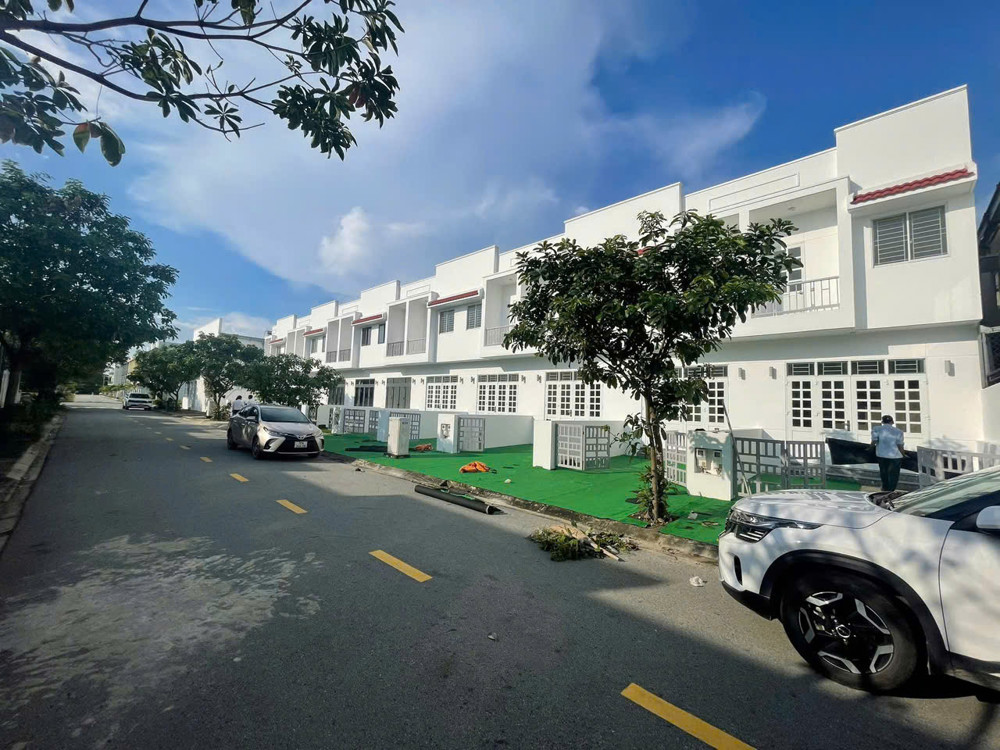 Nhà Phố Sổ Hồng Sẵn - Trả 30% Nhận Nhà Ở Ngay