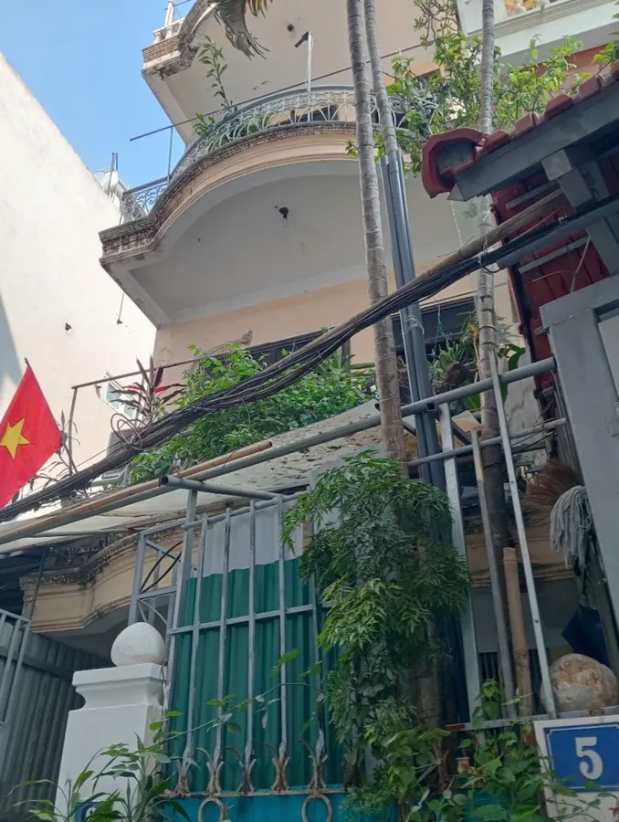 BÁN NHÀ 3 TẦNG DÂN XÂY Ô TÔ ĐỖ CỬA- VÀO NHÀ Nguyễn Văn Cừ 63 X14.8 tỷ Long Biên