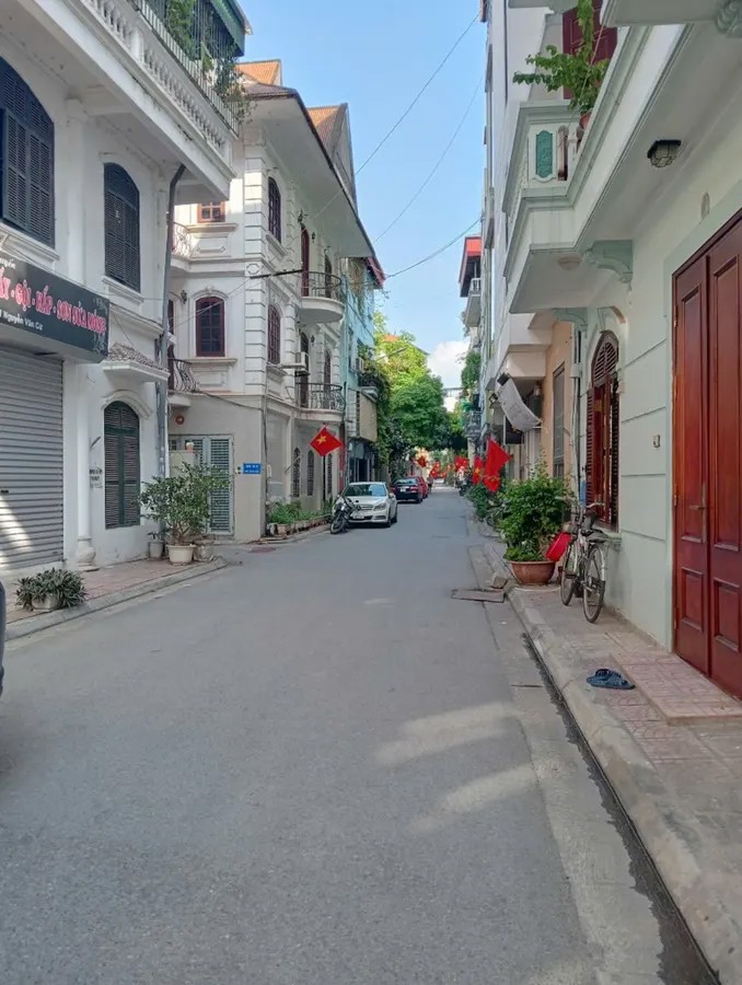 BÁN NHÀ 3 TẦNG DÂN XÂY Ô TÔ ĐỖ CỬA- VÀO NHÀ Nguyễn Văn Cừ 63 X14.8 tỷ Long Biên