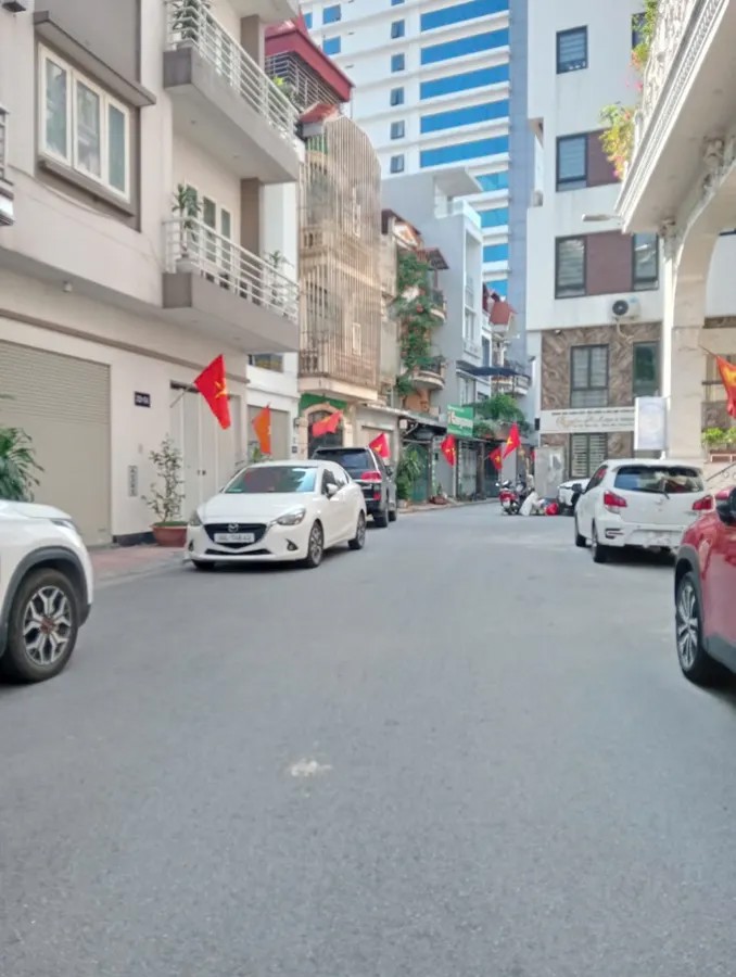 BÁN NHÀ 3 TẦNG DÂN XÂY Ô TÔ ĐỖ CỬA- VÀO NHÀ Nguyễn Văn Cừ 63 X14.8 tỷ Long Biên