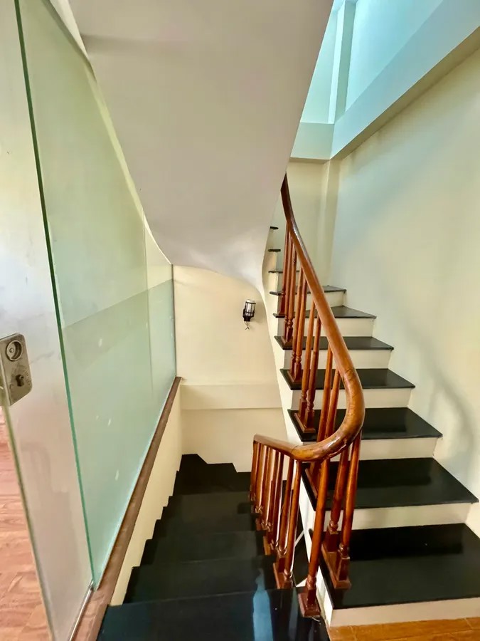 Bán Nhà Hào Nam 30m2. 6 tầng. mặt tiền 3.9m. giá 9.65 Tỷ Đống Đa Hà Nội