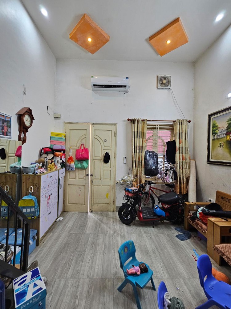 Bán nhà C4 Ngọc Thuỵ 35m lô góc oto qua nhà chỉ 4 tỷ hơn xíu. LH 0936123469