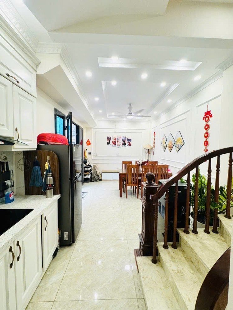 Bán nhà Ngọc Thụy, 36m. Ô tô đỗ cổng. Gần cầu Long Biên và Chương Dương. Chợ và trường học xung