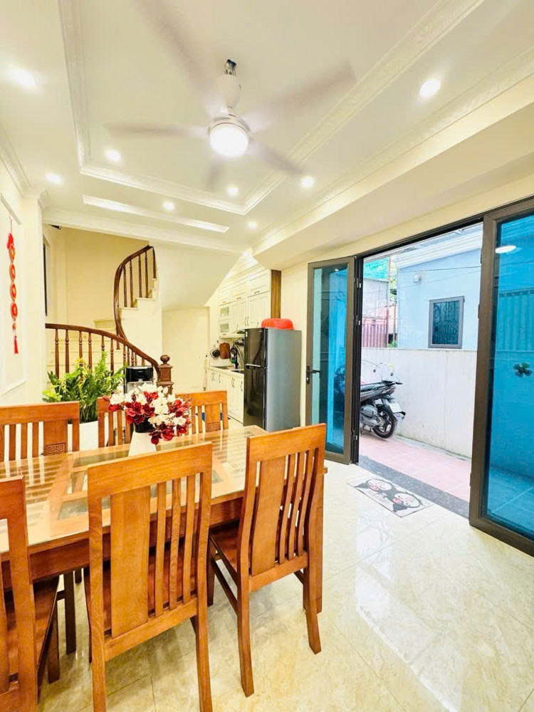 Bán nhà Ngọc Thụy, 36m. Ô tô đỗ cổng. Gần cầu Long Biên và Chương Dương. Chợ và trường học xung