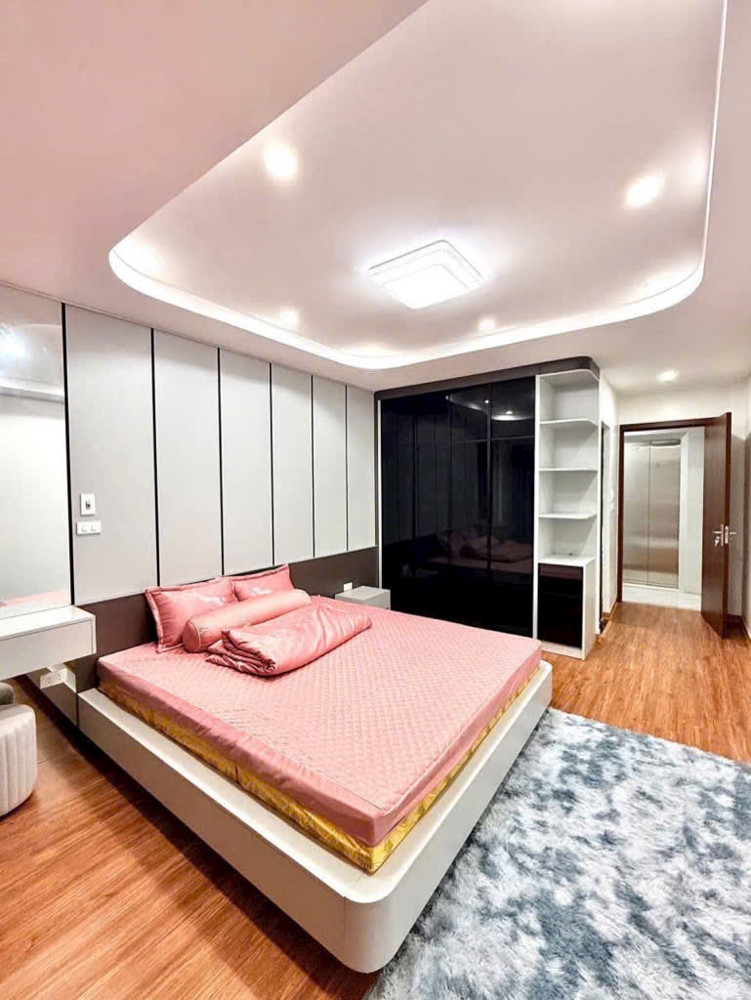 Bán nhà Phố Cát Linh, 7 Tầng, Thang Máy Xịn, Ngõ Ô Tô, Giá: 13.7 Tỷ, Lh: 0396935190