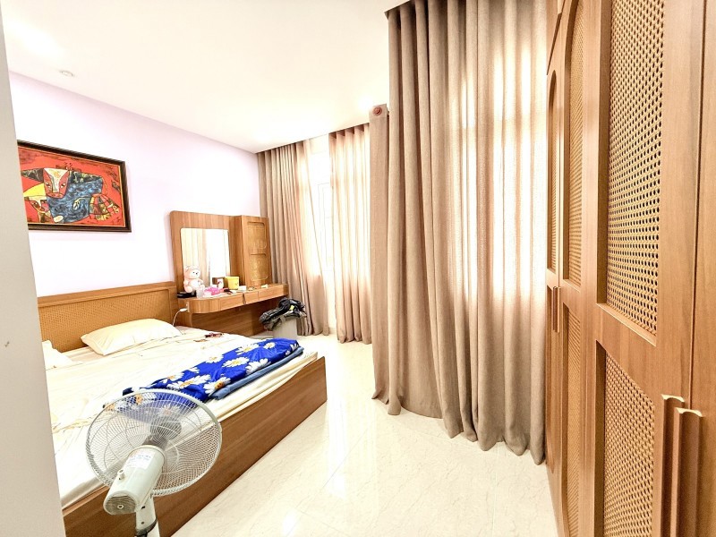 Bán nhà Thủ Đức, Linh Đông, đường số  24. DT 52m2, 4 tầng, 4PN, SH, giá 6.68  tỷ