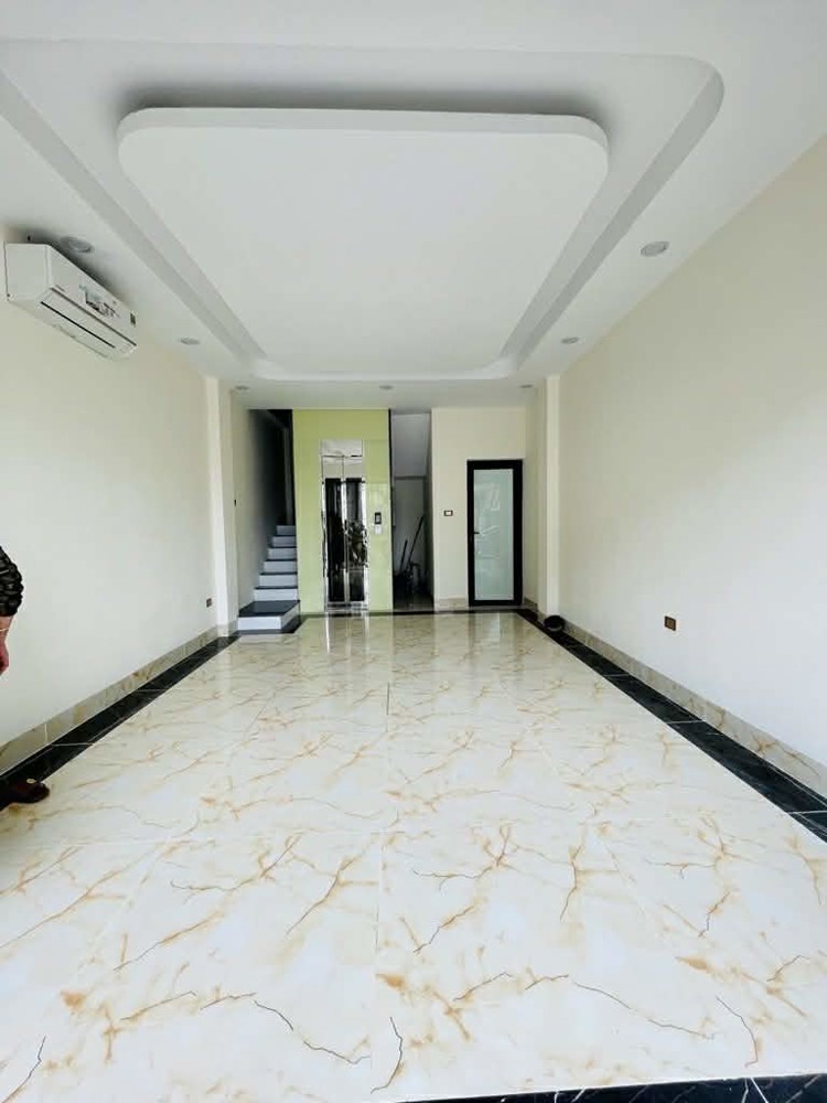 bán nhà mặt phố Ngô Gia Khảm, đối diện bến xe, vỉa hè rộng, kinh doanh ngày đêm