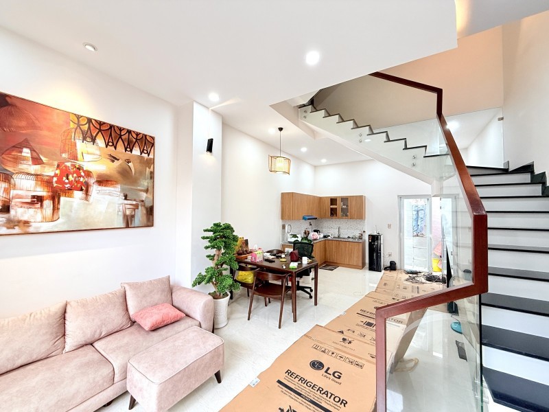 Bán nhà Thủ Đức, Linh Đông, đường số  24. DT 52m2, 4 tầng, 4PN, SH, giá 6.68  tỷ