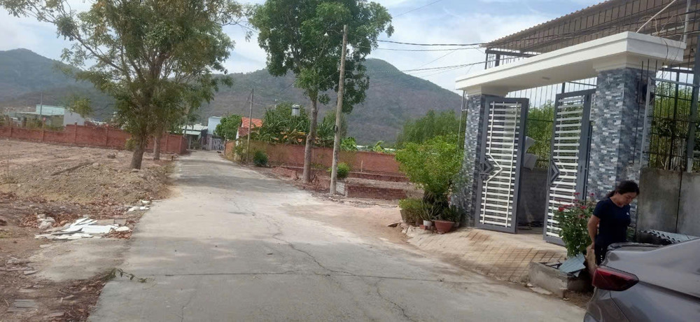 DT 5mx27m 40 tc đường trước đất 5m ( bê tông ) vị trí đất cách đường Phú Mỹ Tóc Tiên 200m