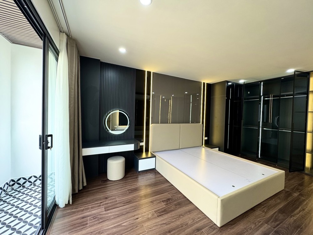 BÁN NHÀ NGÔ GIA TỰ ,OTO ĐỖ CỬA,THANG MÁY,PHÂN LÔ,ĐẸP LONG LANH,72M NHỈNH 13 TỶ