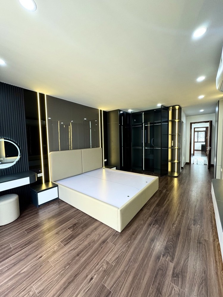 BÁN NHÀ NGÔ GIA TỰ ,OTO ĐỖ CỬA,THANG MÁY,PHÂN LÔ,ĐẸP LONG LANH,72M NHỈNH 13 TỶ