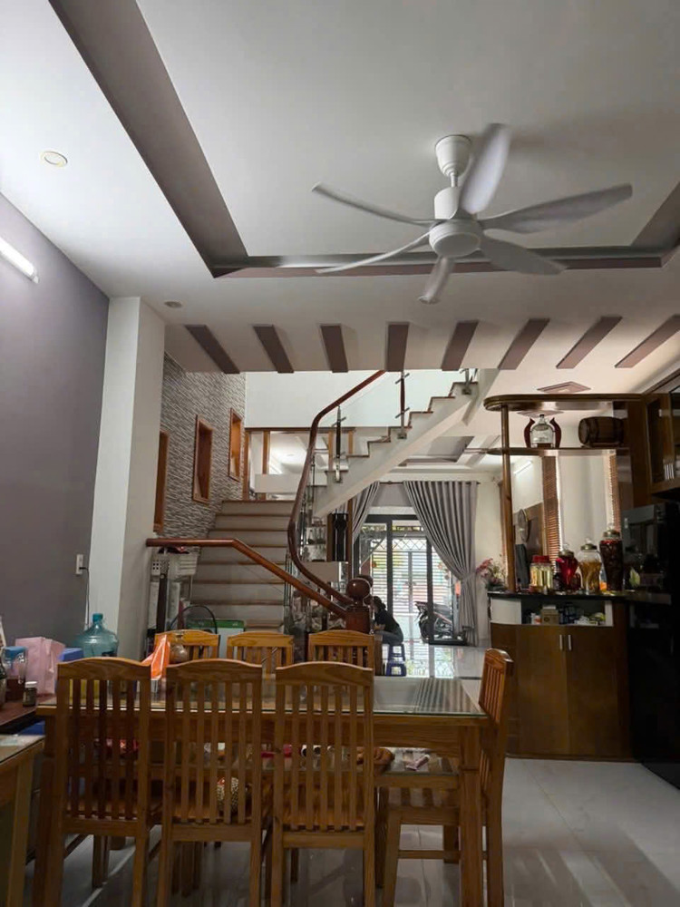 Căn nhà 1 trệt 2 lầu góc 2 MT số 248 Nguyễn Hữu Cảnh - P. Rạch Dừa
Dt : 121 m2 ( 5 x 24) Diện tích